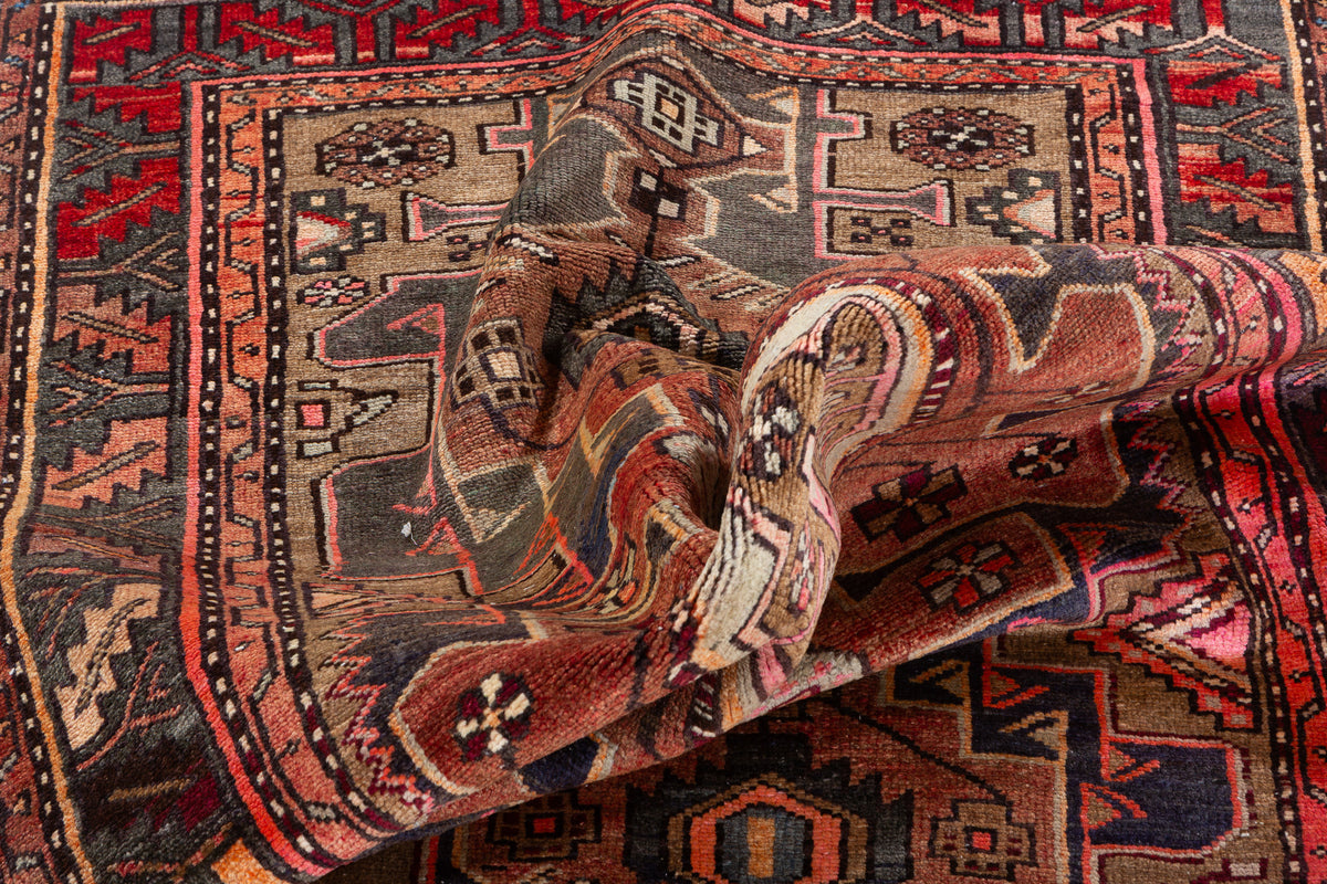 Tapis vintage délavé rouge rouille et brun à médaillons reliéss – 7' 1" x 3' 7" (215 x 110 cm)