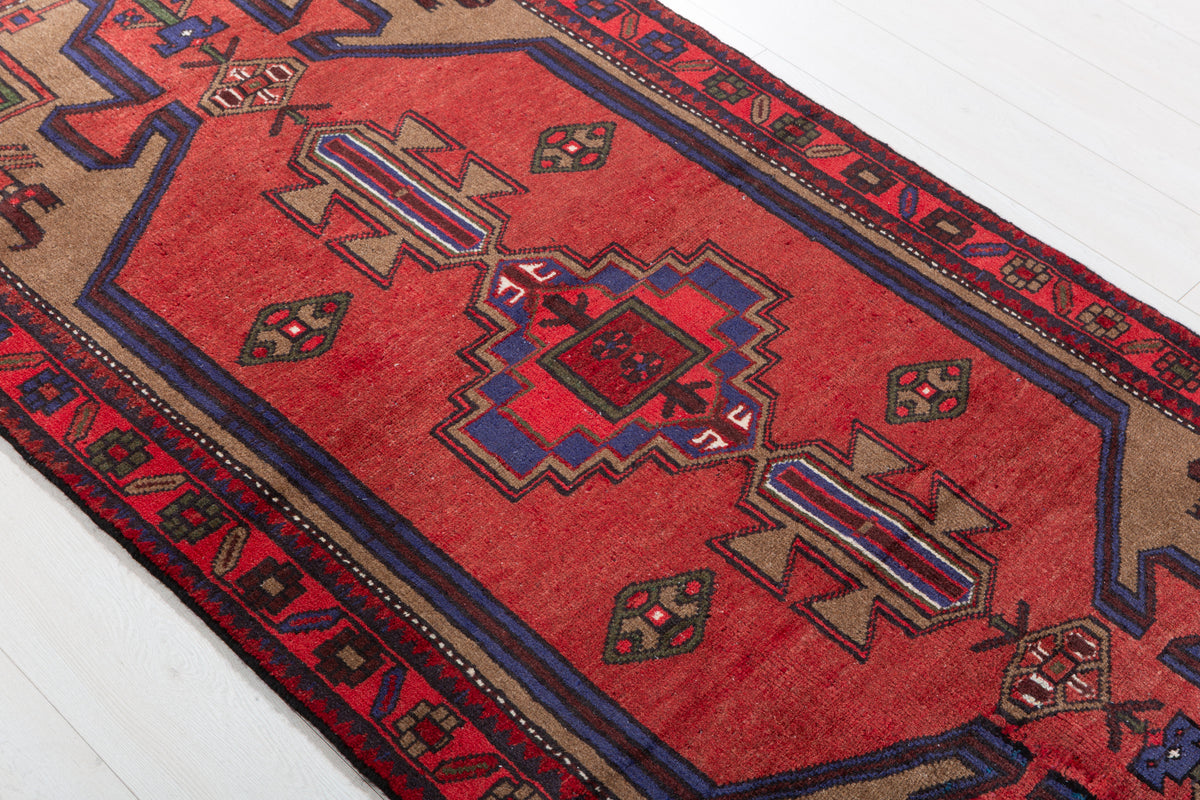 Tapis vintage rouge et brun Stepped à médaillon géométrique – 6' 2" x 3' 3" (189 x 98 cm)