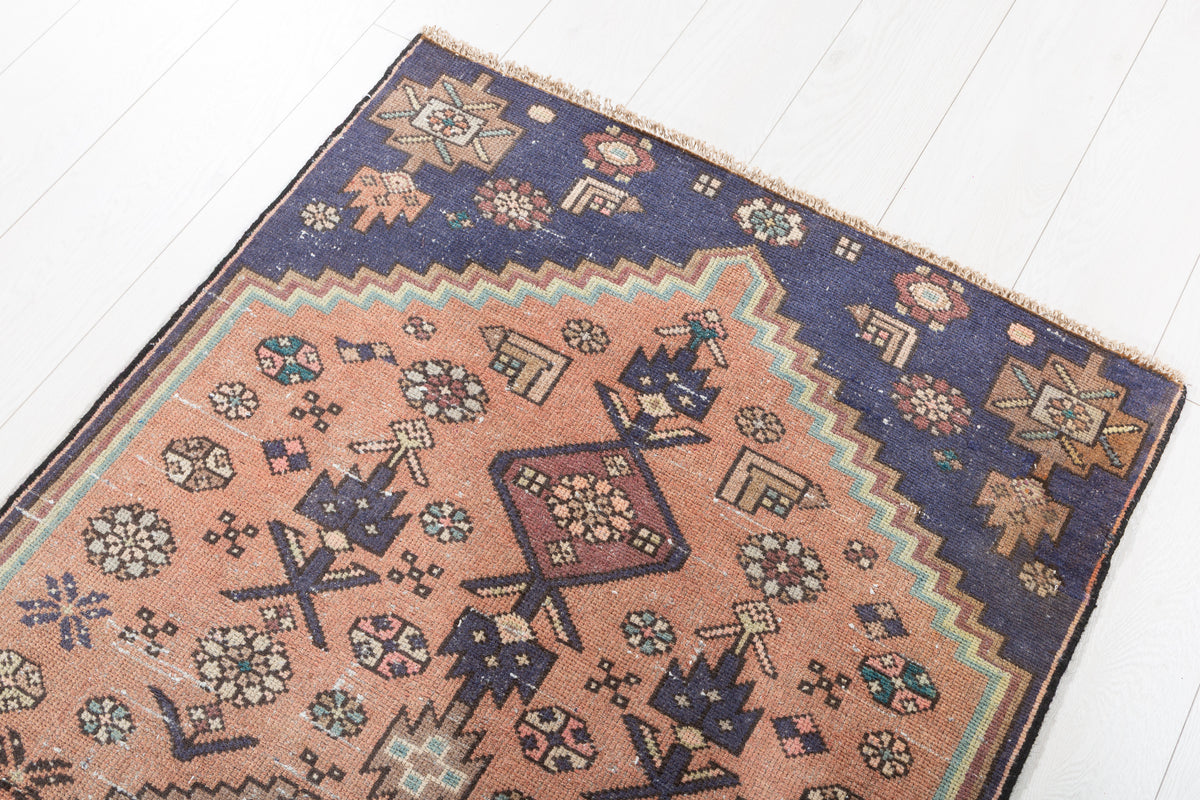 Vintage Faded Peach Geometric Medallion Hand-Knotted Area Rug – 5' 10" x 2' 10" (179 x 86 cm)
