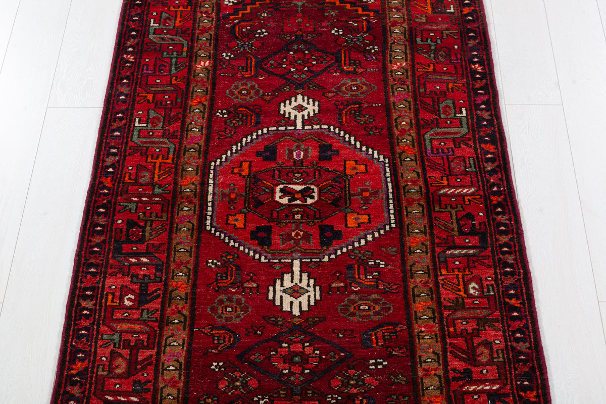 Tapis vintage rouge à médaillon géométrique – 6' 9" x 3' 4" (207 x 102 cm)