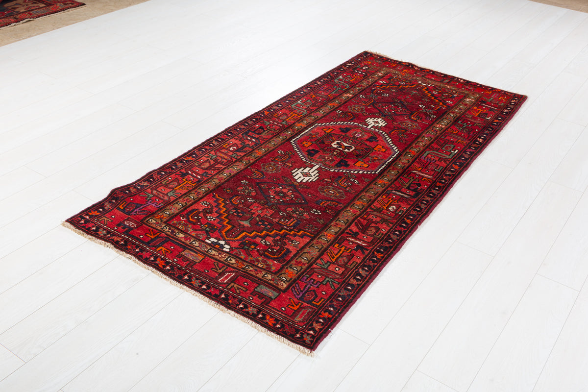 Tapis vintage rouge à médaillon géométrique – 6' 9" x 3' 4" (207 x 102 cm)
