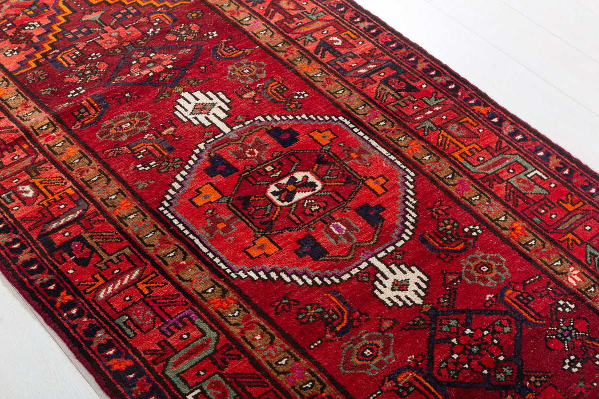 Tapis vintage rouge à médaillon géométrique – 6' 9" x 3' 4" (207 x 102 cm)