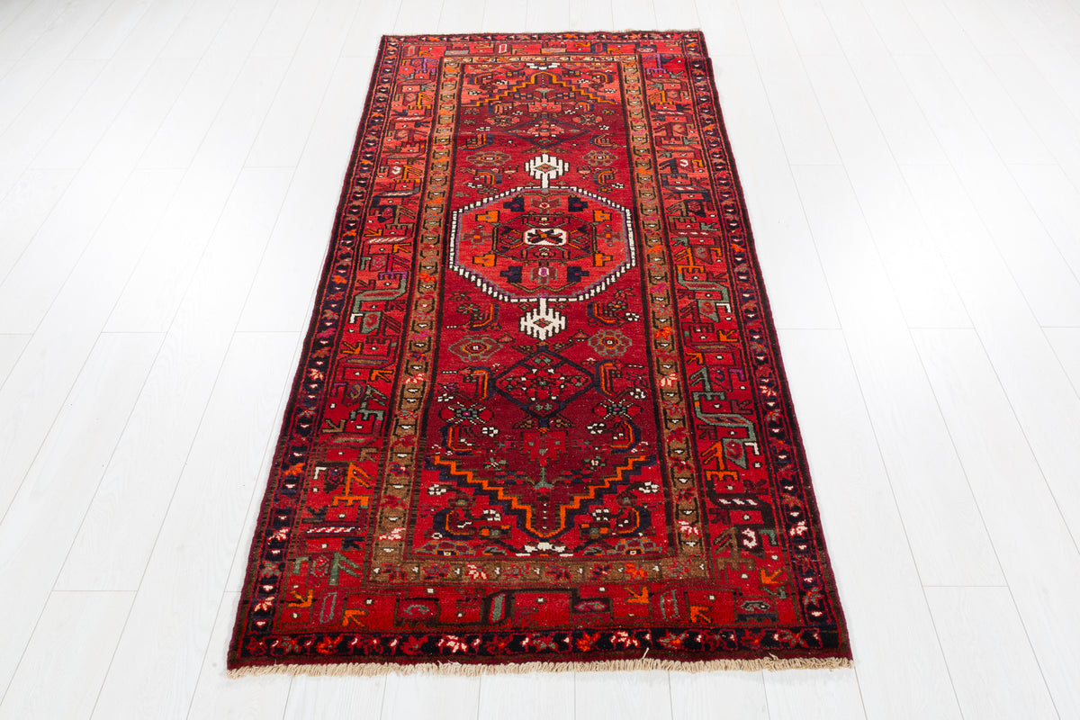 Tapis vintage rouge à médaillon géométrique – 6' 9" x 3' 4" (207 x 102 cm)