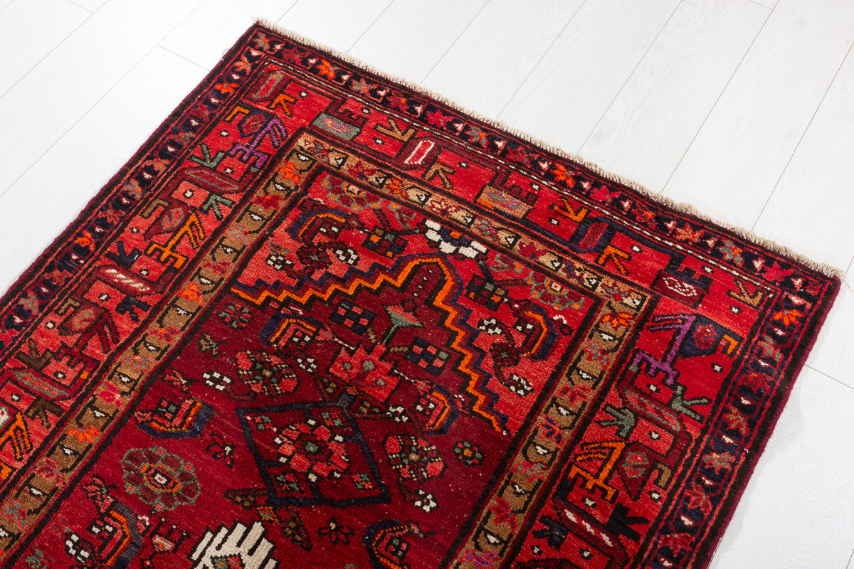 Tapis vintage rouge à médaillon géométrique – 6' 9" x 3' 4" (207 x 102 cm)