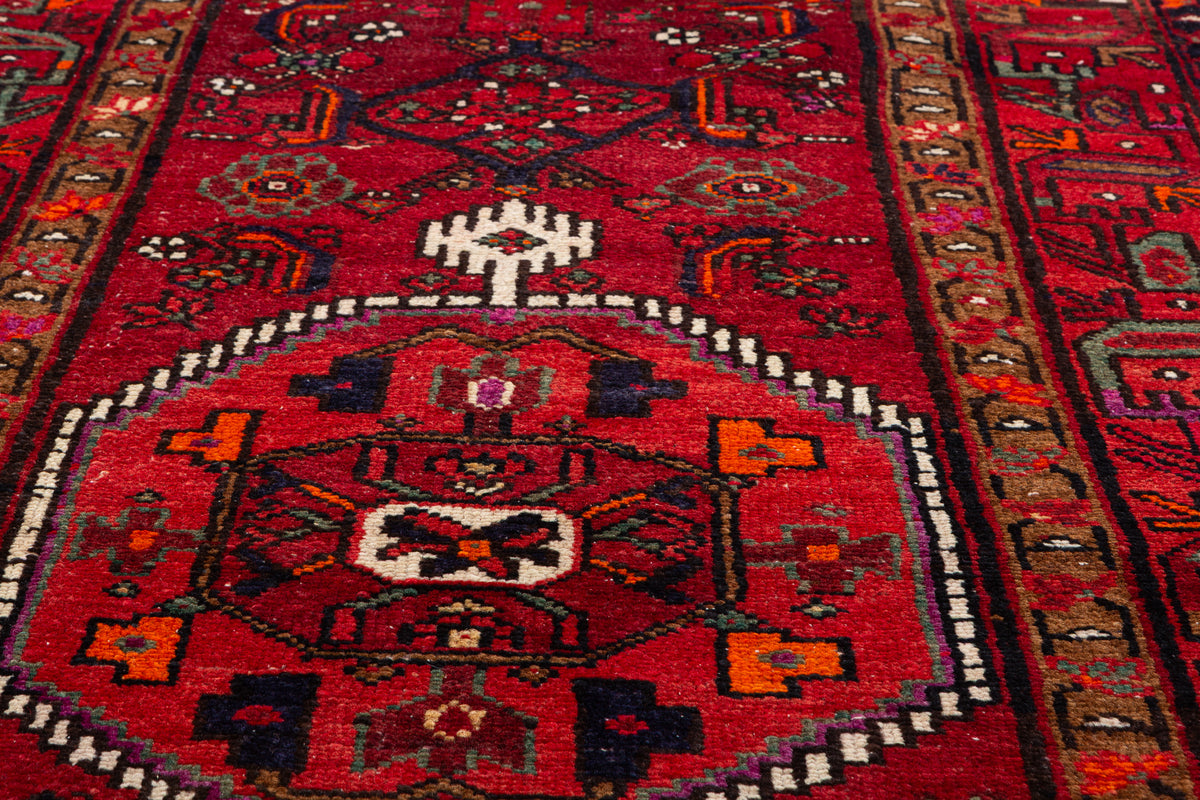 Tapis vintage rouge à médaillon géométrique – 6' 9" x 3' 4" (207 x 102 cm)