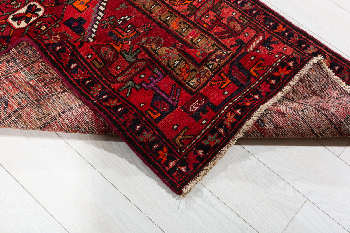 Tapis vintage rouge à médaillon géométrique – 6' 9" x 3' 4" (207 x 102 cm)