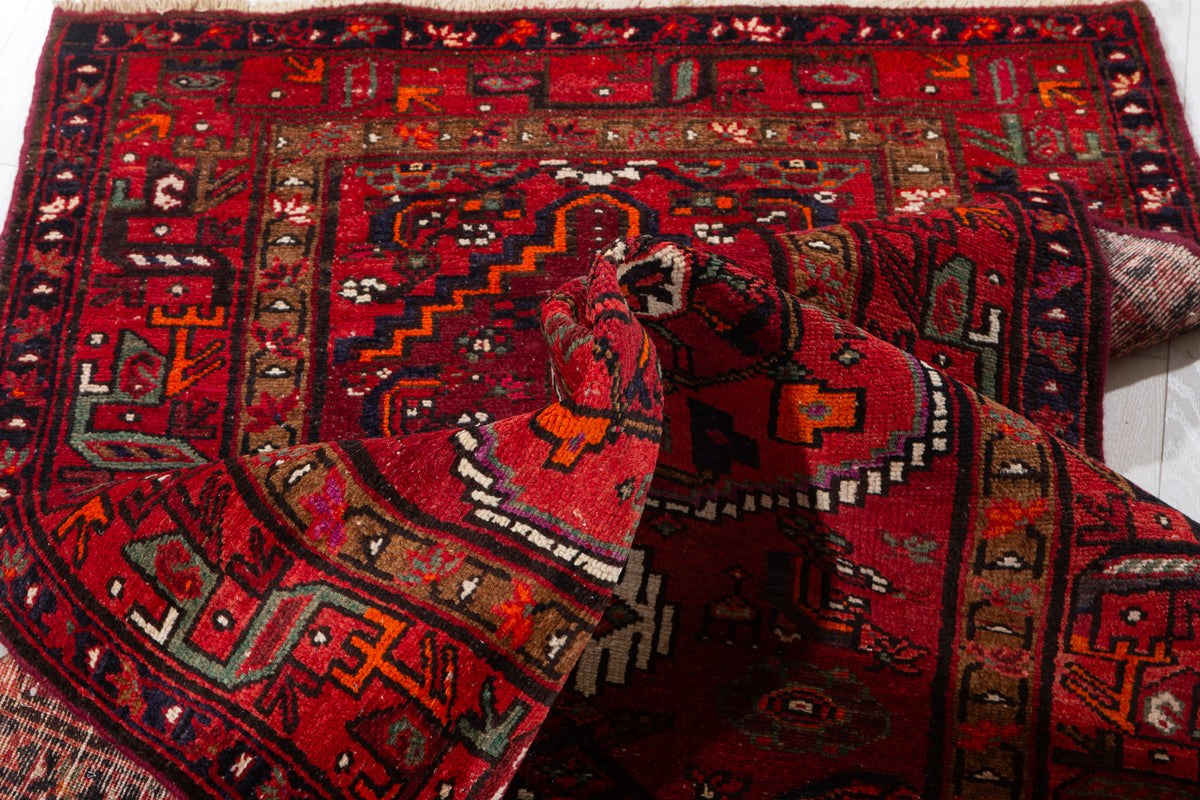 Tapis vintage rouge à médaillon géométrique – 6' 9" x 3' 4" (207 x 102 cm)