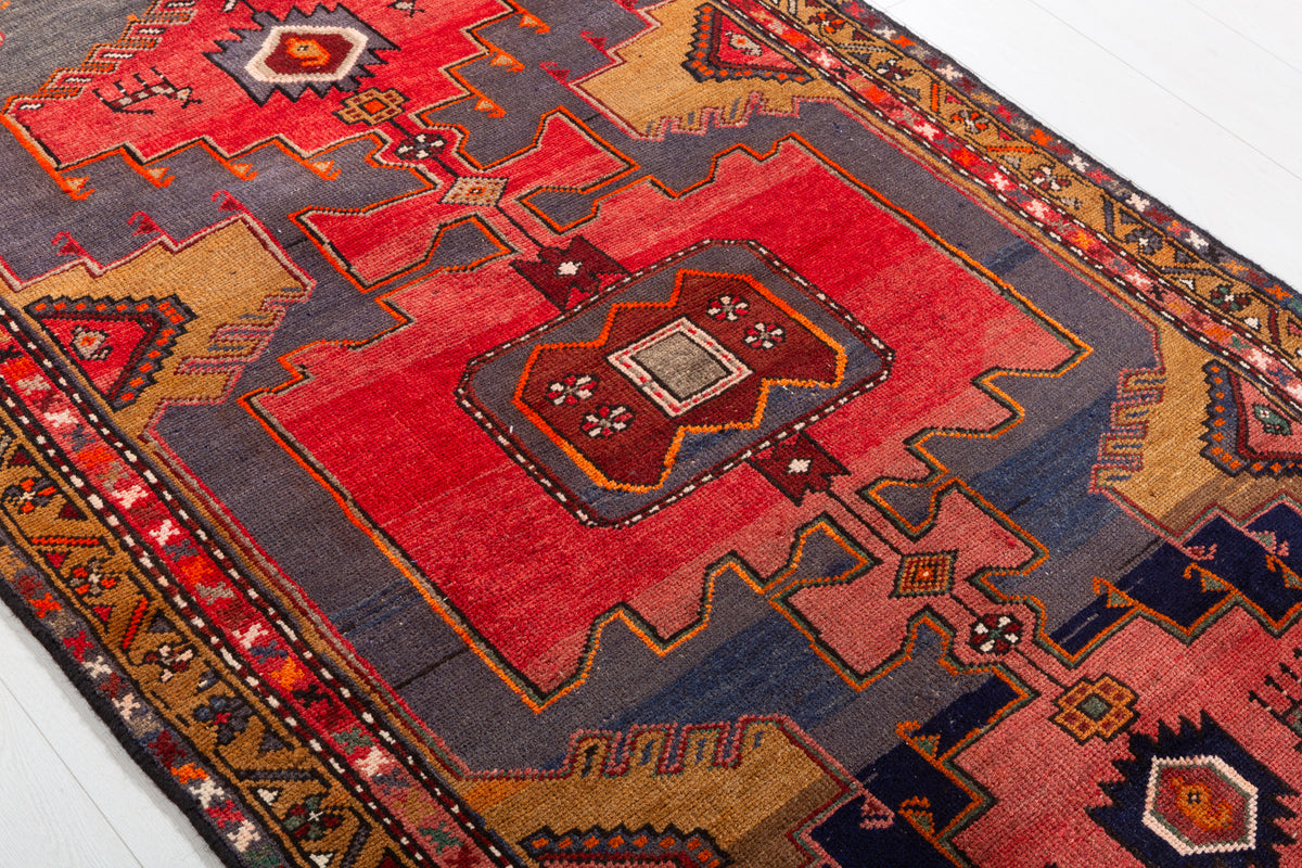 Tapis vintage rouge et Golden brun Columned à médaillon géométrique – 6' 10" x 3' 8" (208 x 111 cm)