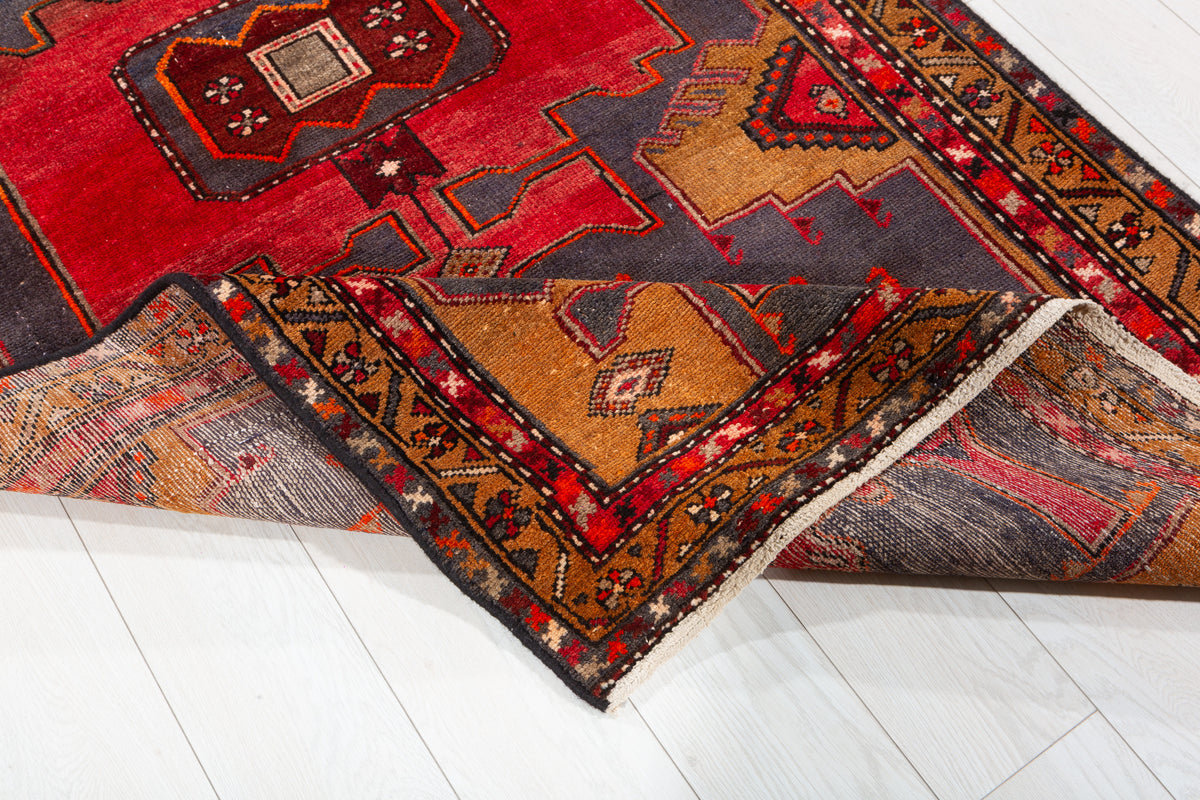 Tapis vintage rouge et Golden brun Columned à médaillon géométrique – 6' 10" x 3' 8" (208 x 111 cm)