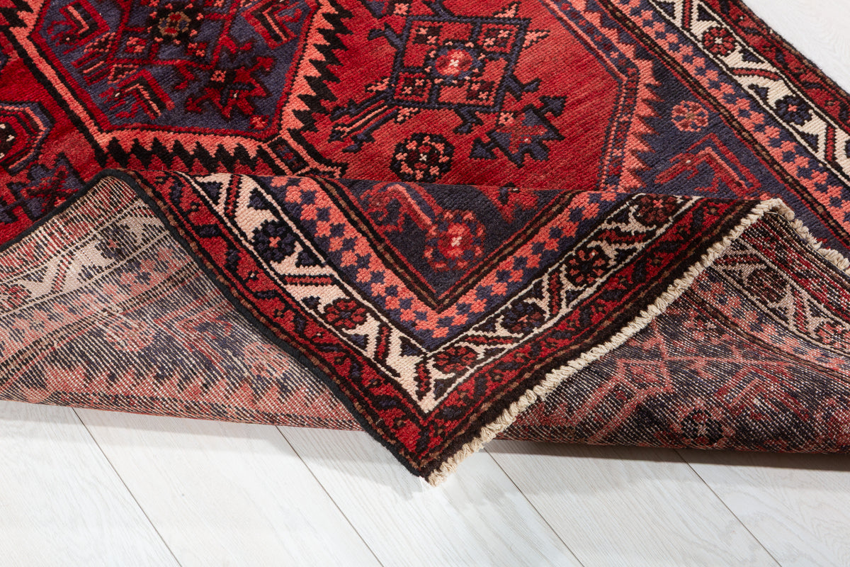 Tapis vintage rouge et bleu marine à double médaillon géométrique – 6' 6" x 3' 8" (198 x 111 cm)