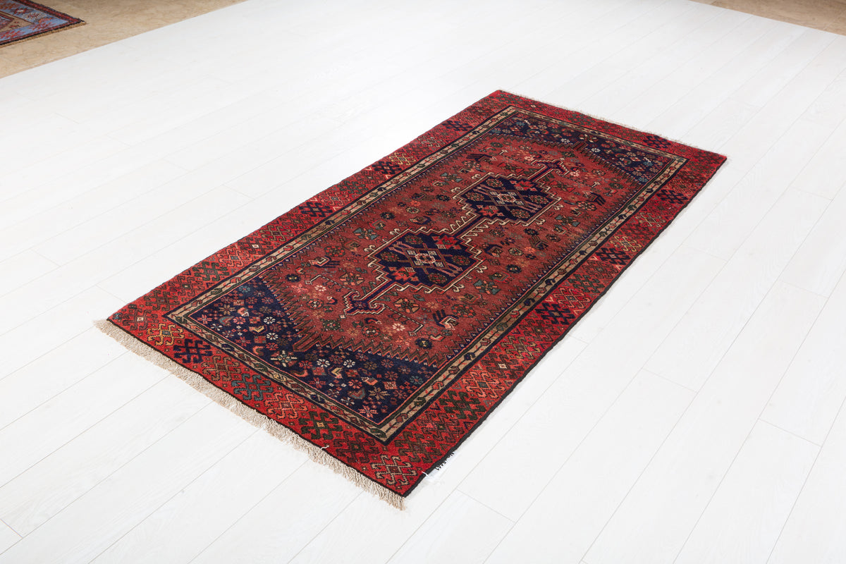 Tapis vintage rouge rouille et bleu marine profond à médaillon géométrique allongé – 6' 5" x 3' 2" (195 x 96 cm)