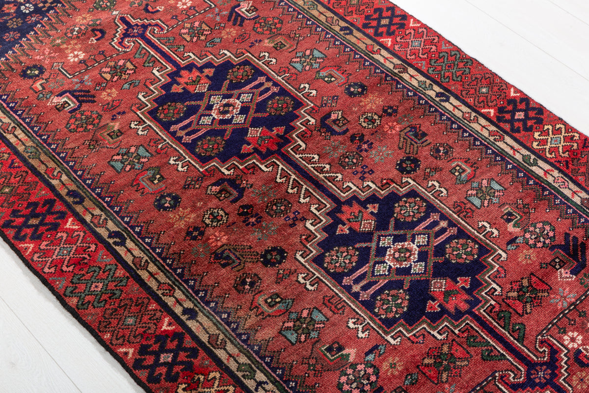 Tapis vintage rouge rouille et bleu marine profond à médaillon géométrique allongé – 6' 5" x 3' 2" (195 x 96 cm)