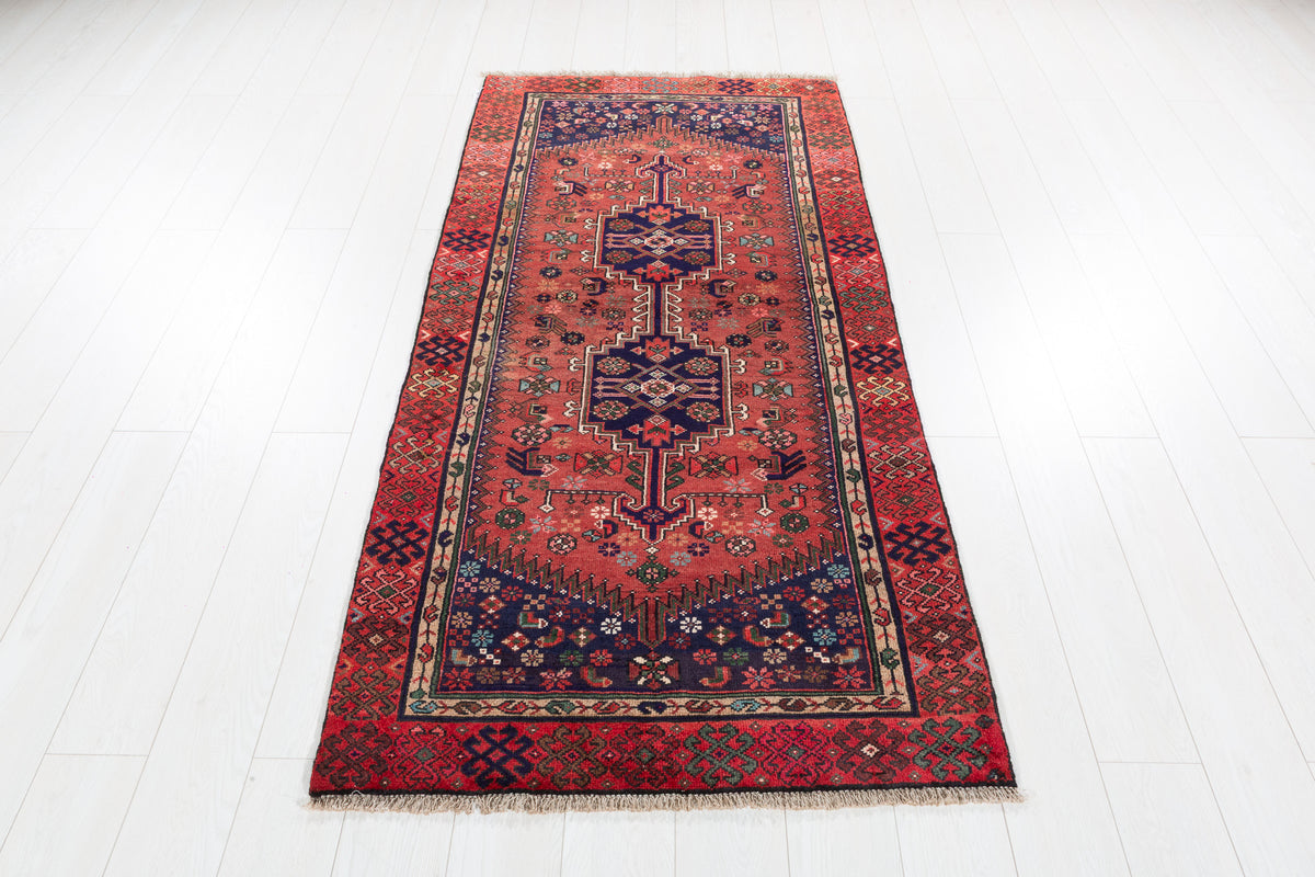Tapis vintage rouge rouille et bleu marine profond à médaillon géométrique allongé – 6' 5" x 3' 2" (195 x 96 cm)