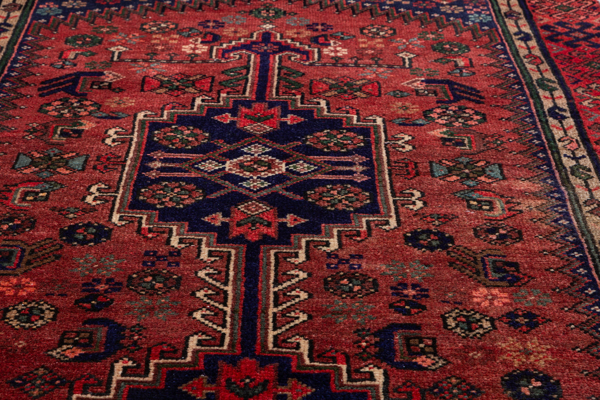 Tapis vintage rouge rouille et bleu marine profond à médaillon géométrique allongé – 6' 5" x 3' 2" (195 x 96 cm)