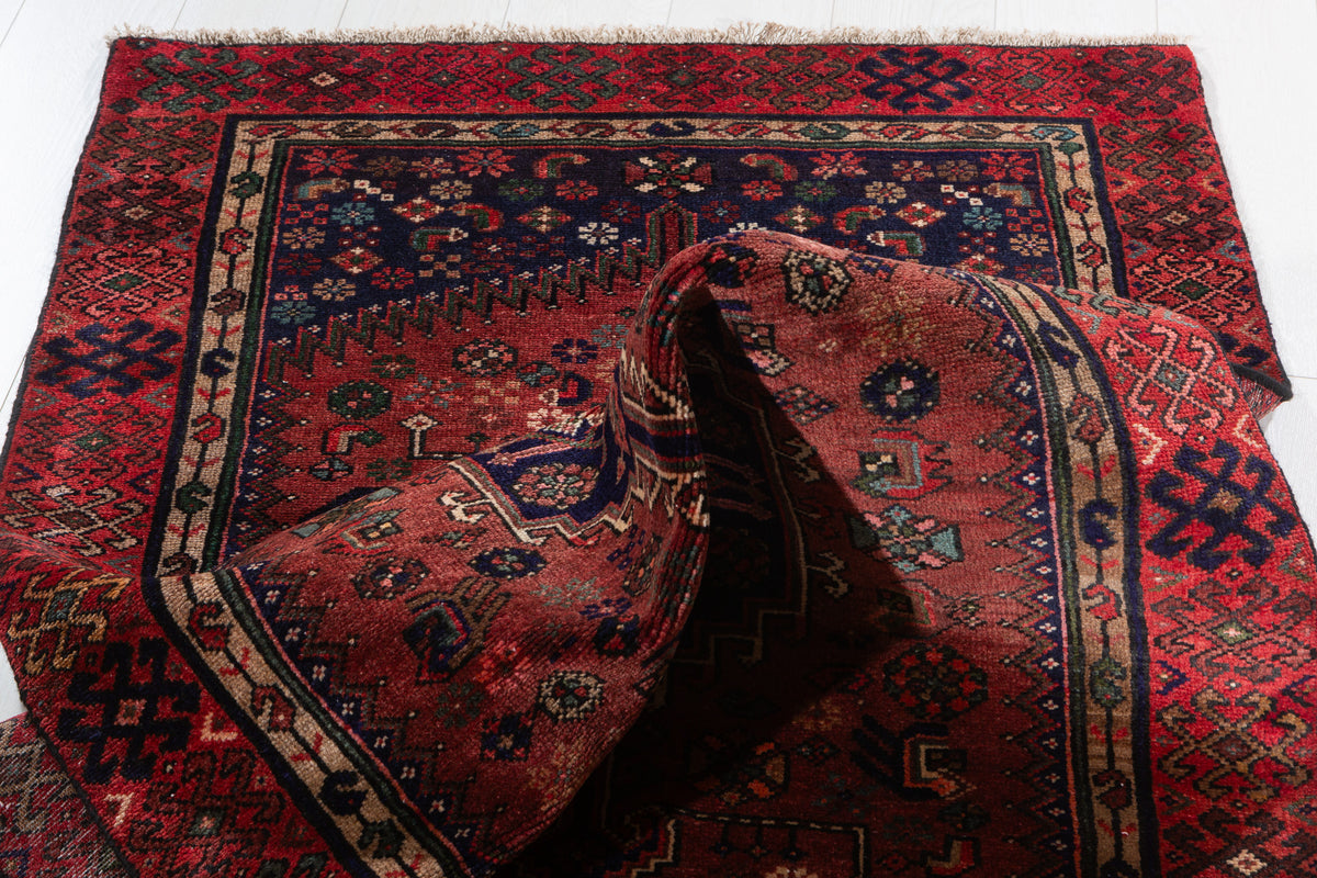 Tapis vintage rouge rouille et bleu marine profond à médaillon géométrique allongé – 6' 5" x 3' 2" (195 x 96 cm)
