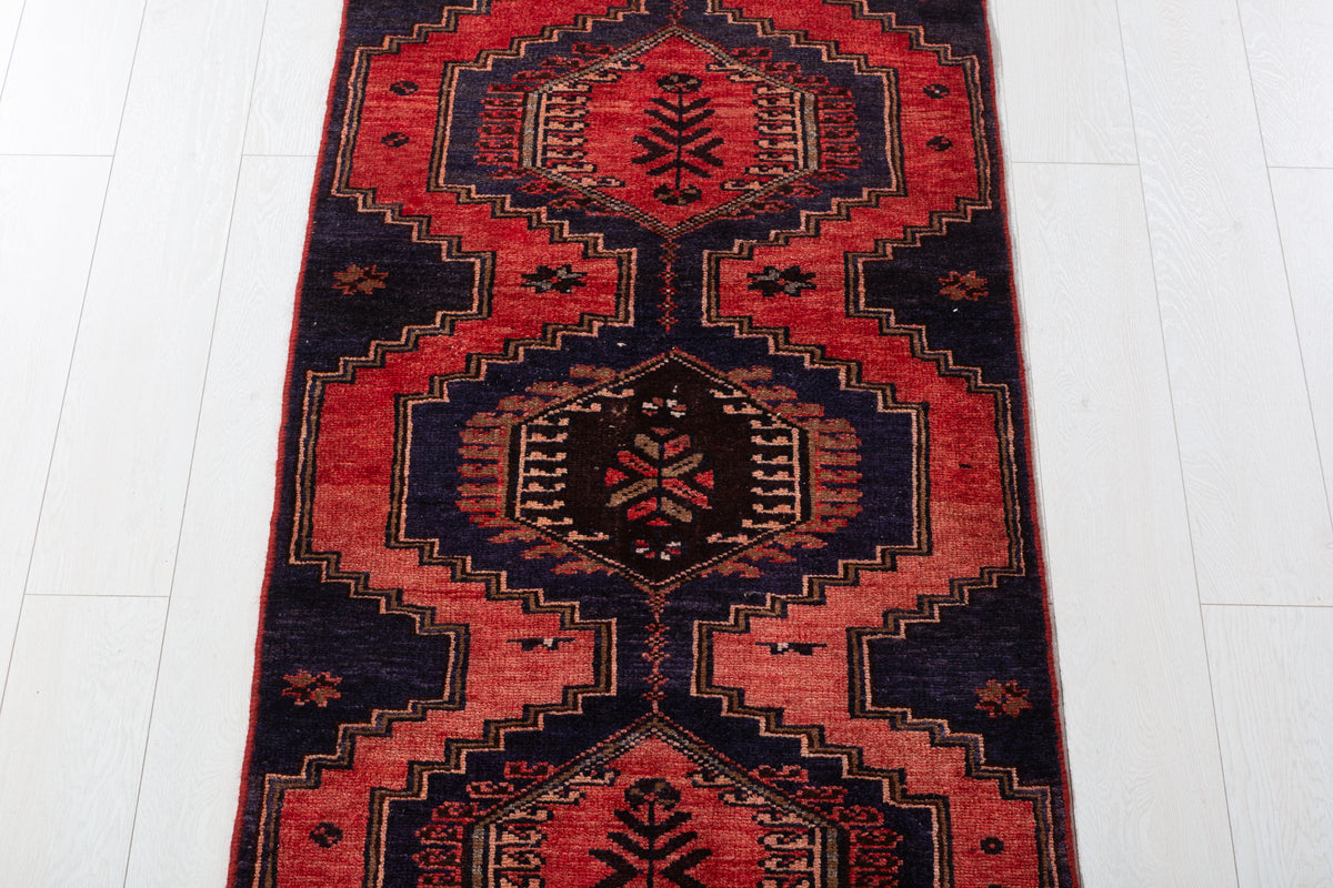 Vintage Bold Medallion Small Wool Rug, Red – 5' 0" x 2' 10" (152 x 87 cm)