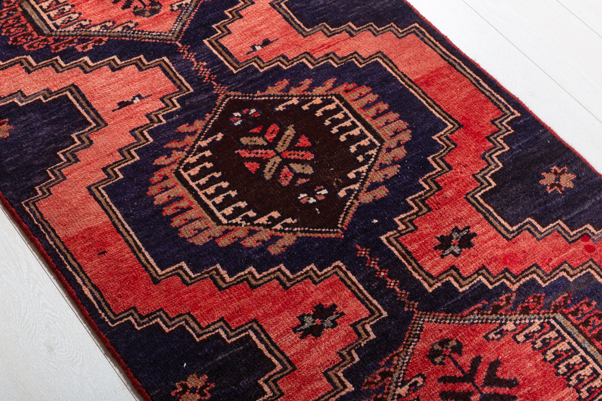 Vintage Bold Medallion Small Wool Rug, Red – 5' 0" x 2' 10" (152 x 87 cm)