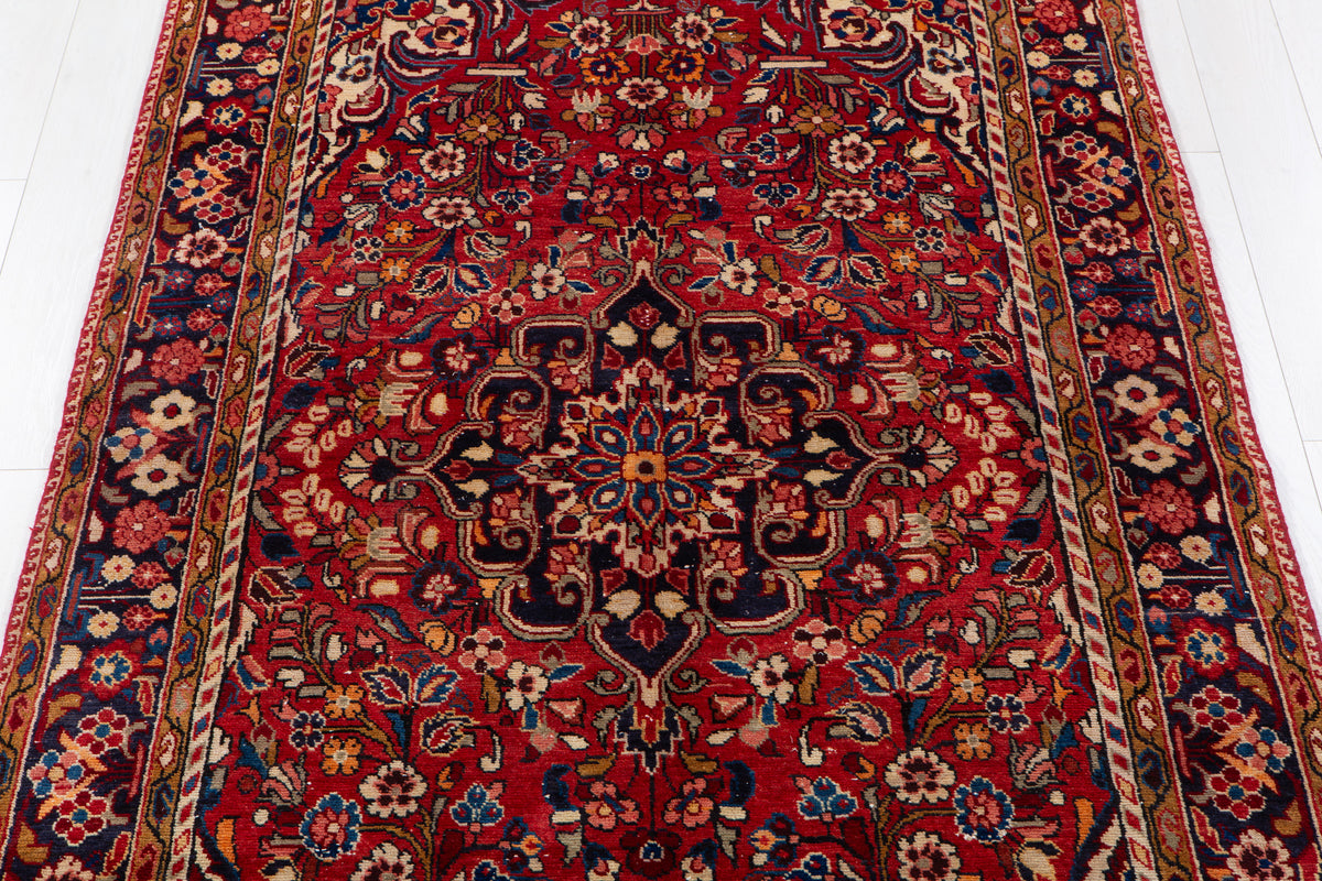 Vintage Red Floral Medallion Wool Rug – 9' 9" x 5' 1" (298 x 156 cm)