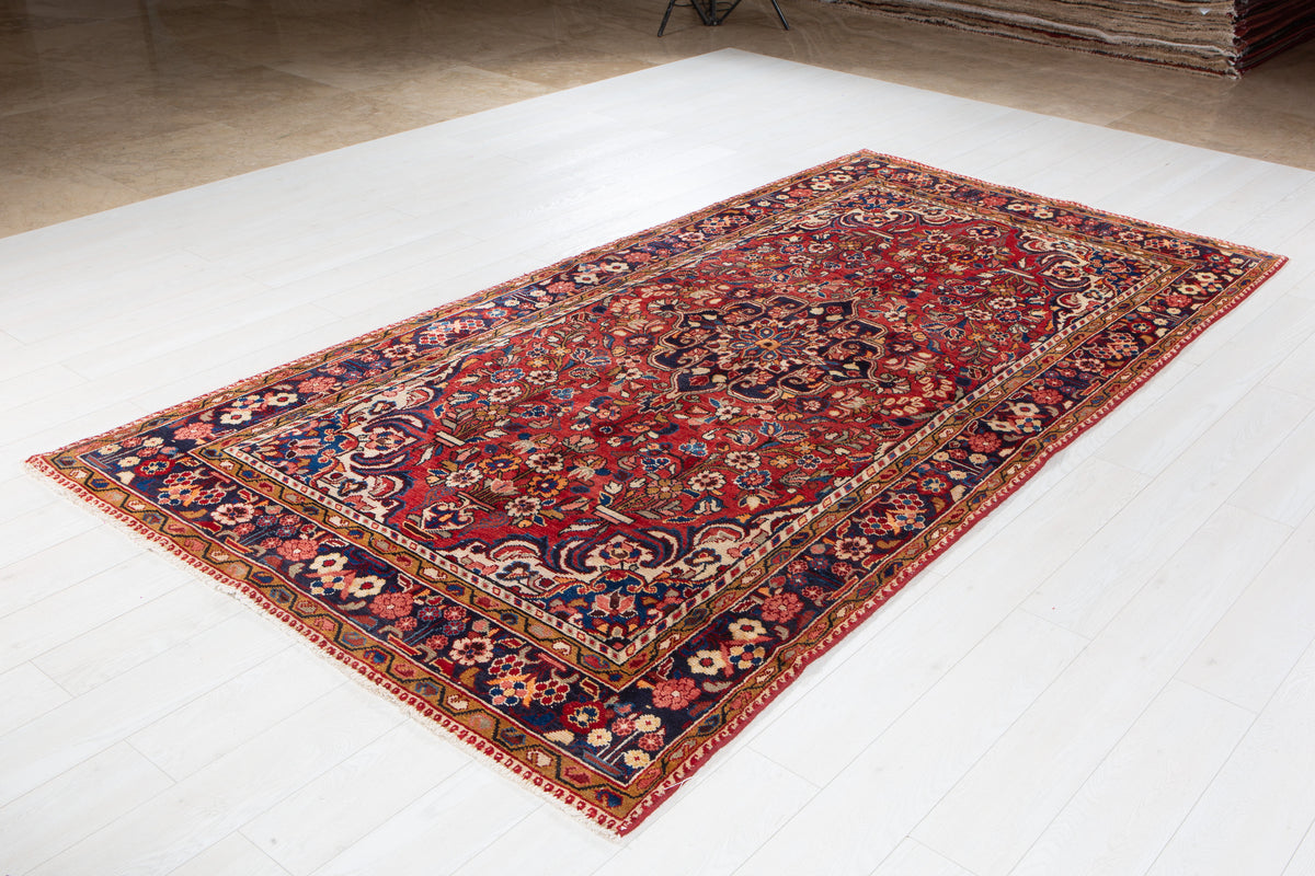 Vintage Red Floral Medallion Wool Rug – 9' 9" x 5' 1" (298 x 156 cm)