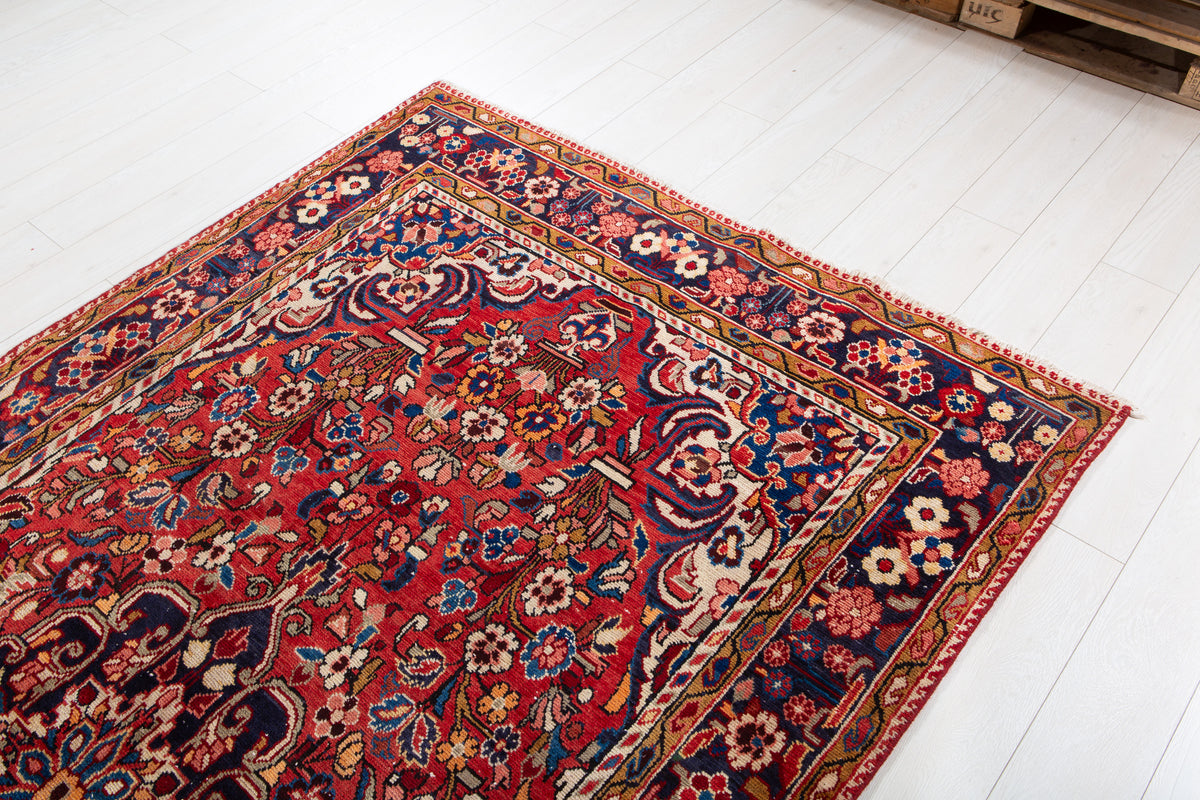 Vintage Red Floral Medallion Wool Rug – 9' 9" x 5' 1" (298 x 156 cm)