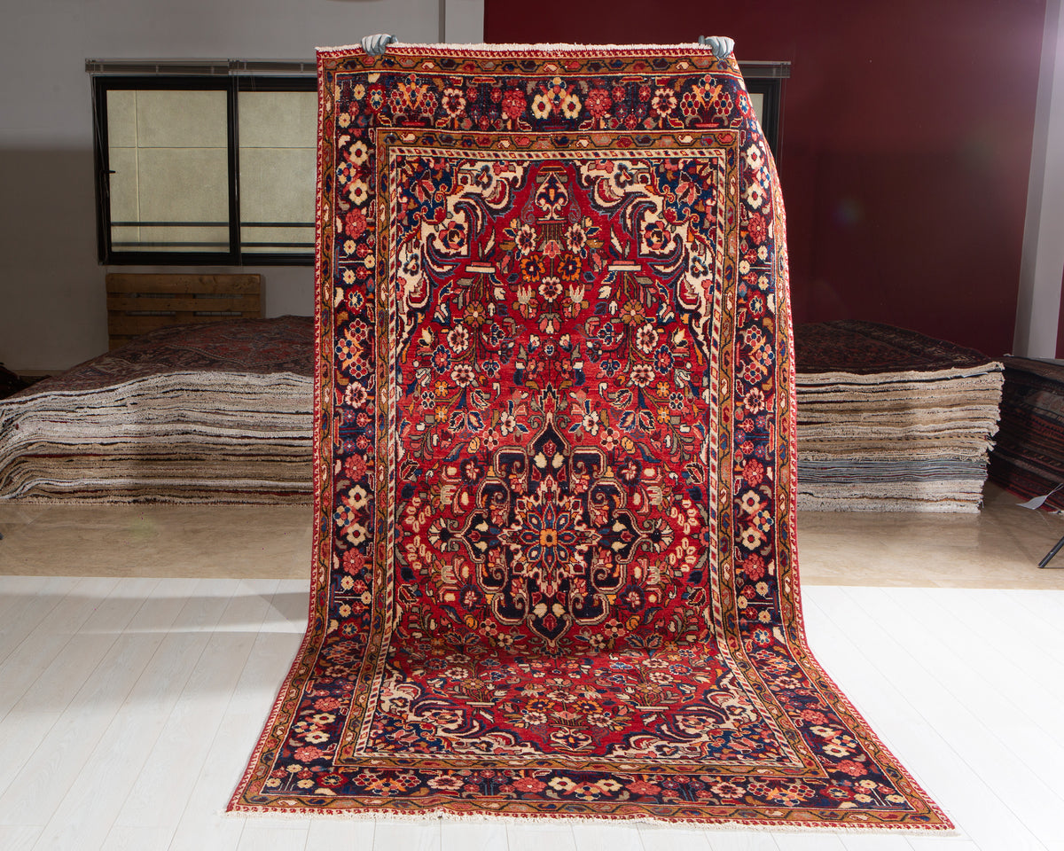 Vintage Red Floral Medallion Wool Rug – 9' 9" x 5' 1" (298 x 156 cm)