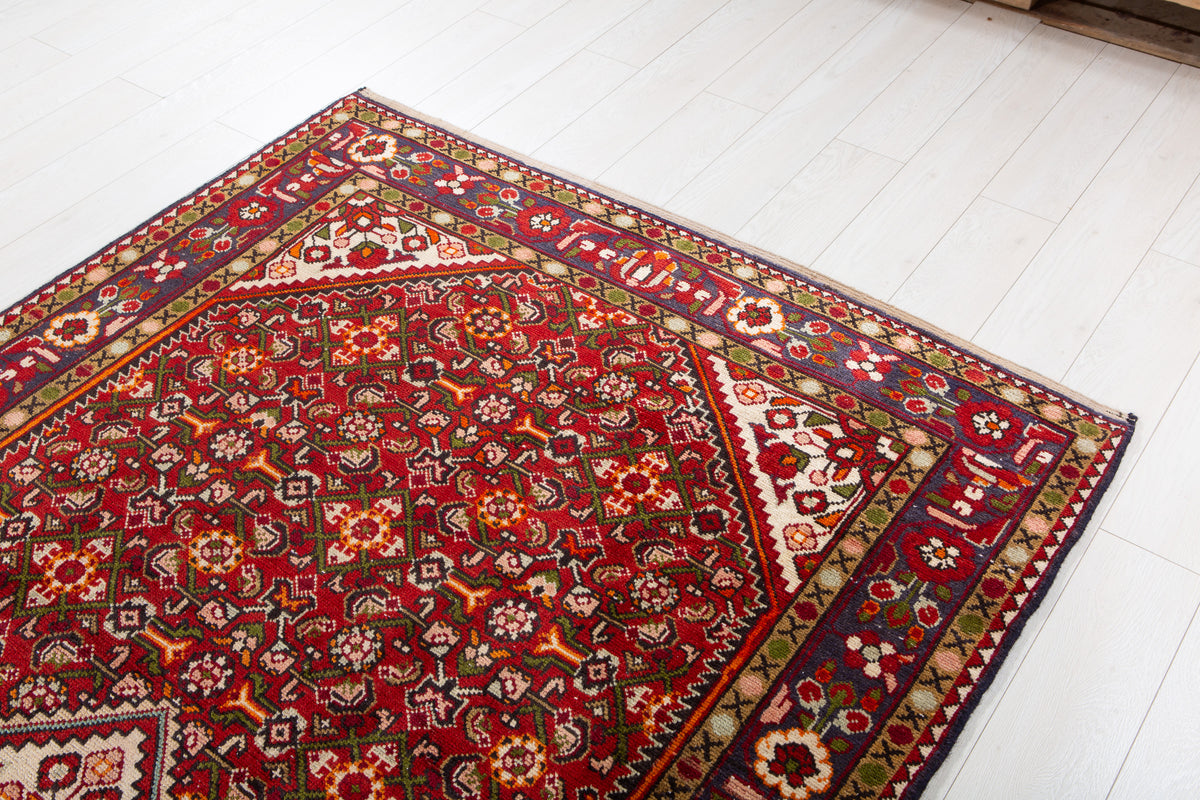 Vintage Red & Beige Wool Rug – 9' 9" x 5' 2" (296 x 157 cm)
