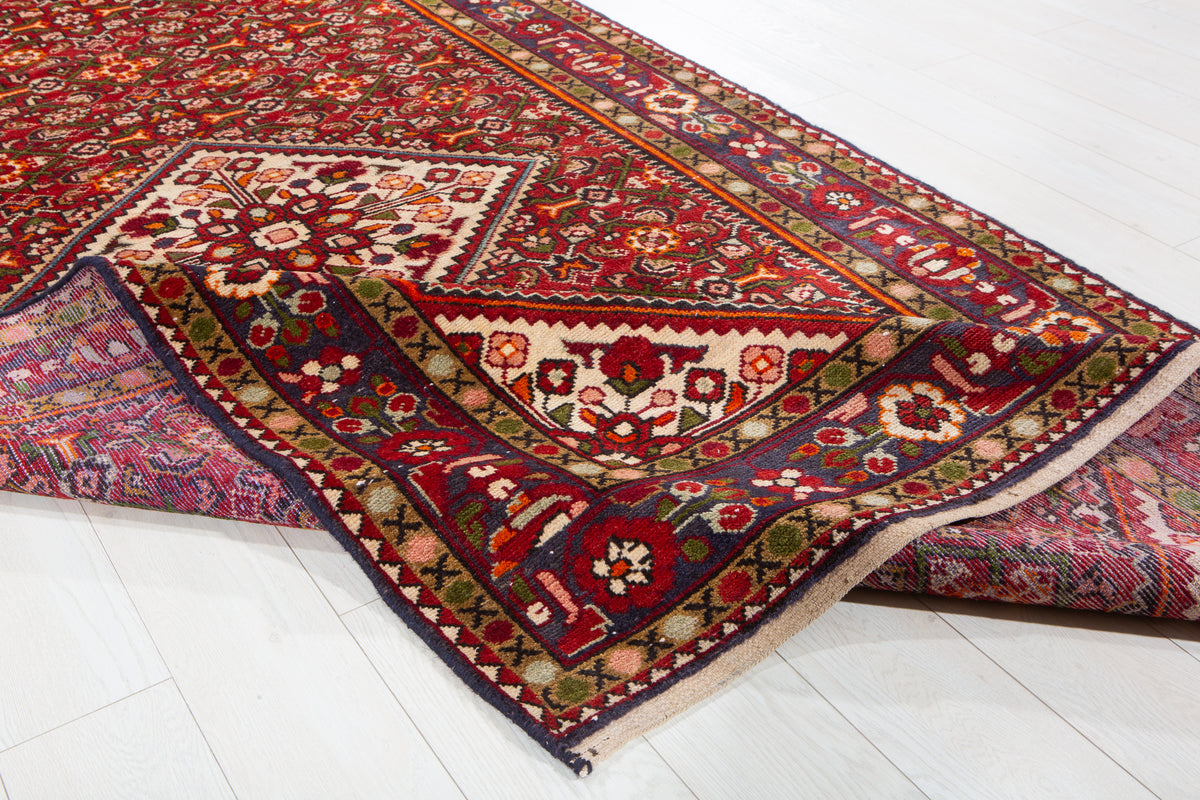 Vintage Red & Beige Wool Rug – 9' 9" x 5' 2" (296 x 157 cm)