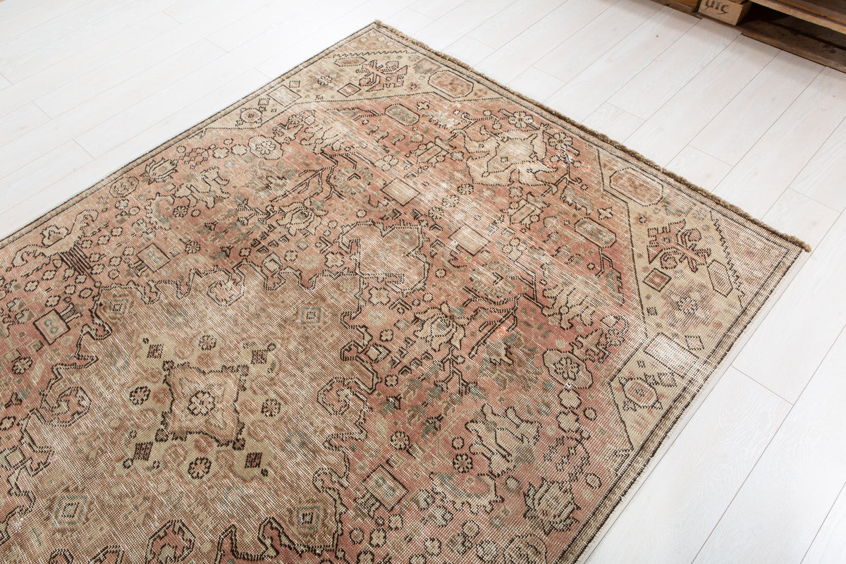 Antique Faded Soft Pink & Earth Tones Wool Rug – 8' 6" x 5' 4" (258 x 163 cm)