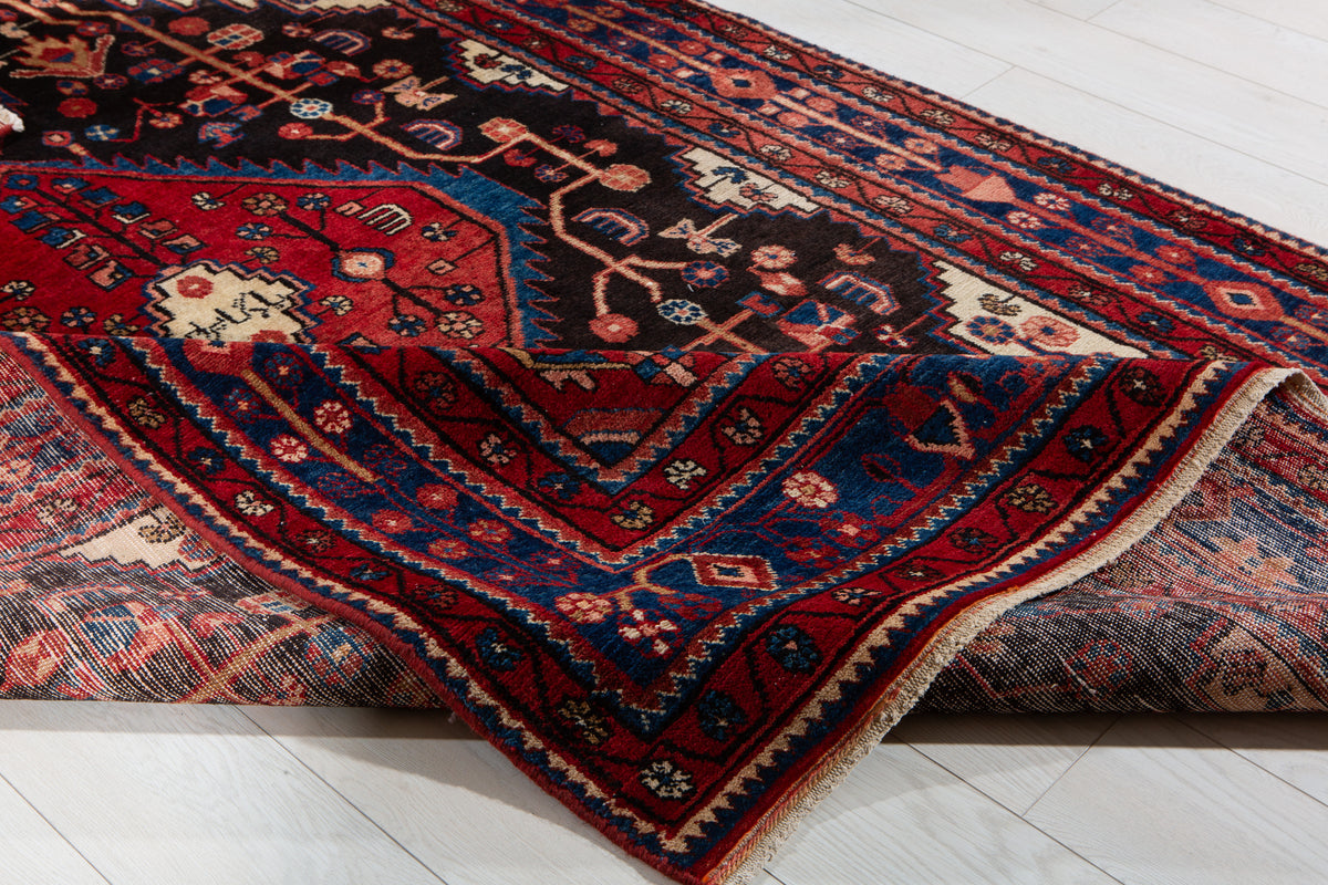 Vintage Black & Red Geometric Medallion Wool Rug – 8' 4" x 5' 2" (254 x 158 cm)