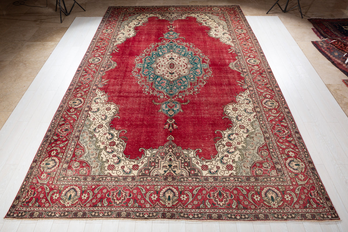 Collectible Vintage Tabriz Red and green Traditional Rug, 10x16 – 15' 8" x 9' 8" (478 x 295 cm) – main view